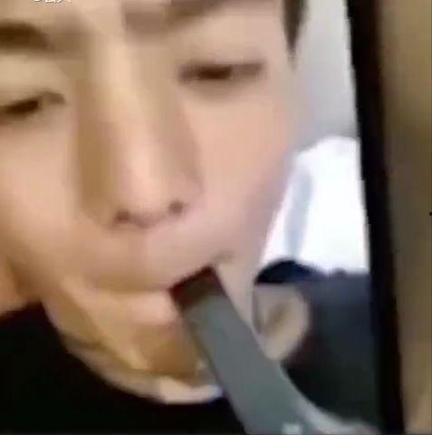 吃瓜路人吐舌头视频,吐舌头吃瓜视频走红网络