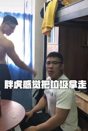 男神宿舍吃瓜视频在线播放,吃瓜视频带你一窥校园生活幕后