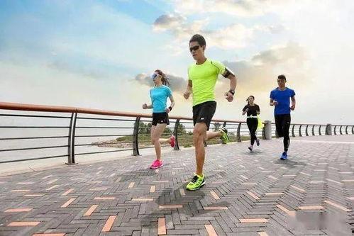 打伞吃瓜跑步搞笑视频,打伞吃瓜跑步，搞笑视频带你欢乐一夏