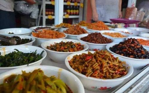 卖瓜男子吃咸菜的视频,卖瓜男子自食其力展现生活真谛